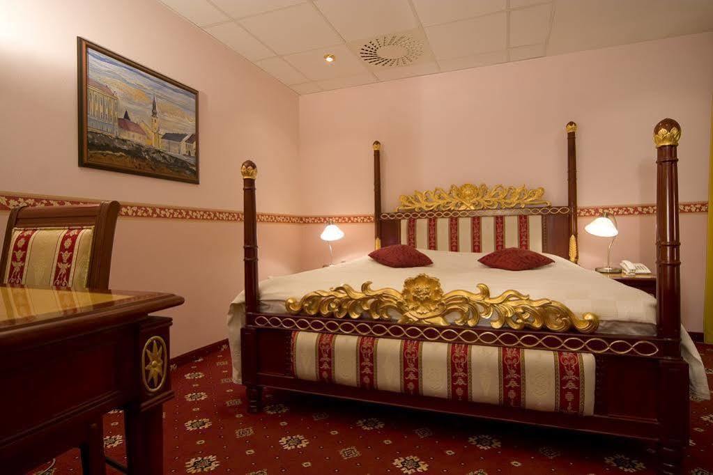 Hotel Alexander'S Nyitra Kültér fotó