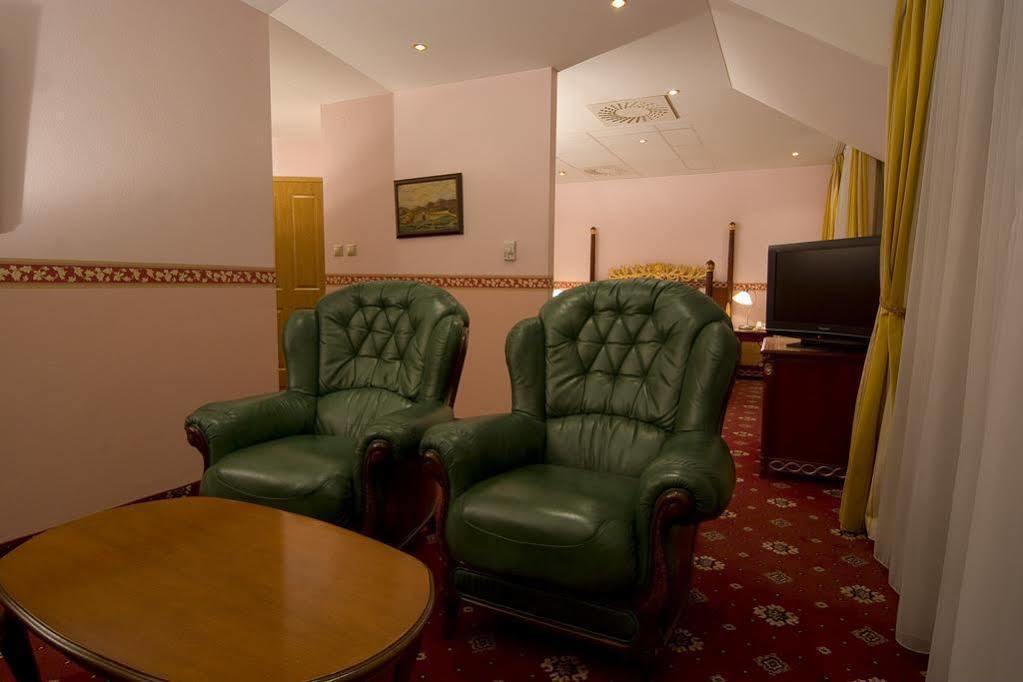 Hotel Alexander'S Nyitra Kültér fotó